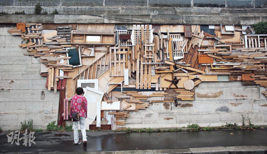 the Berges de Seine的藝術品吸引不少人駐足觀賞,就像這面牆,釘滿了木材,砌成很有趣的畫面。(徐影珊攝)在the Berges de Seine有塊巨大黑板,大家可隨心地畫,寫上任何東西,表達任何立場,是自由的空間。你又會寫什麼?(徐影珊攝)巴黎半島酒店,以新科技元素與舊古典氣息,創造出一個最華麗的酒店住宿體驗。(徐影珊攝)雖然玻璃層不及澳門塔的驚險,但要站在57米的高處,懸空看着大地,也會有點腳軟吧?(徐影珊攝)來到NOSE,有店員為你講解及分折,找出你心目中的味道。(徐影珊攝 the Berges de Seine的藝術品吸引不少人駐足觀賞,就像這面牆,釘滿了木材,砌成很有趣的畫面。(徐影珊攝)在the Berges de Seine有塊巨大黑板,大家可隨心地畫,寫上任何東西,表達任何立場,是自由的空間。你又會寫什麼?(徐影珊攝)巴黎半島酒店,以新科技元素與舊古典氣息,創造出一個最華麗的酒店住宿體驗。(徐影珊攝)雖然玻璃層不及澳門塔的驚險,但要站在57米的高處,懸空看着大地,也會有點腳軟吧?(徐影珊攝)來到NOSE,有店員為你講解及分折,找出你心目中的味道。(徐影珊攝