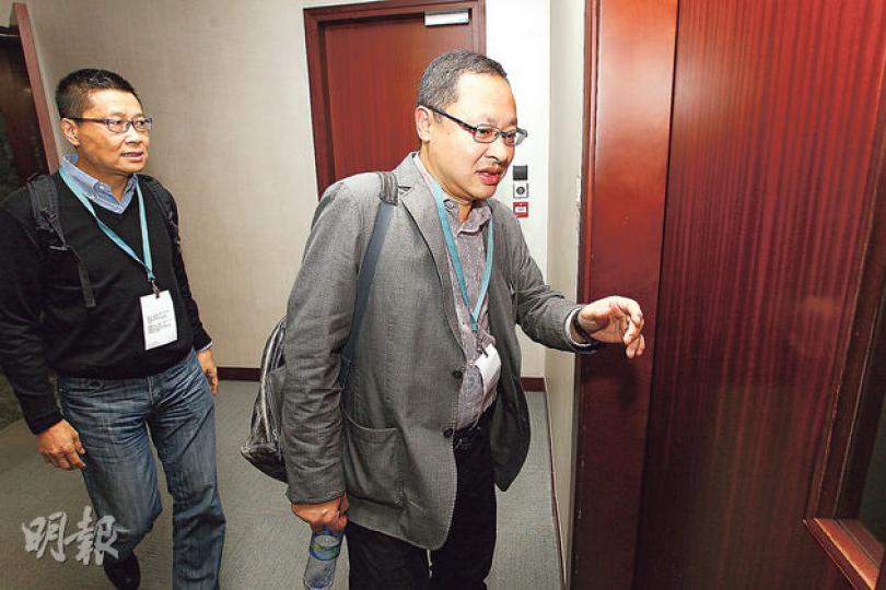 佔中「二子」戴耀廷(右)與陳健民(左)昨晚參加「五方會議」,繼續討論議員辭職「變相公投」的建議。不過,討論未有結果,會後兩人急步離去,未有回答追問。(郭慶輝攝) 佔中「二子」戴耀廷(右)與陳健民(左)昨晚參加「五方會議」,繼續討論議員辭職「變相公投」的建議。不過,討論未有結果,會後兩人急步離去,未有回答追問。(郭慶輝攝)