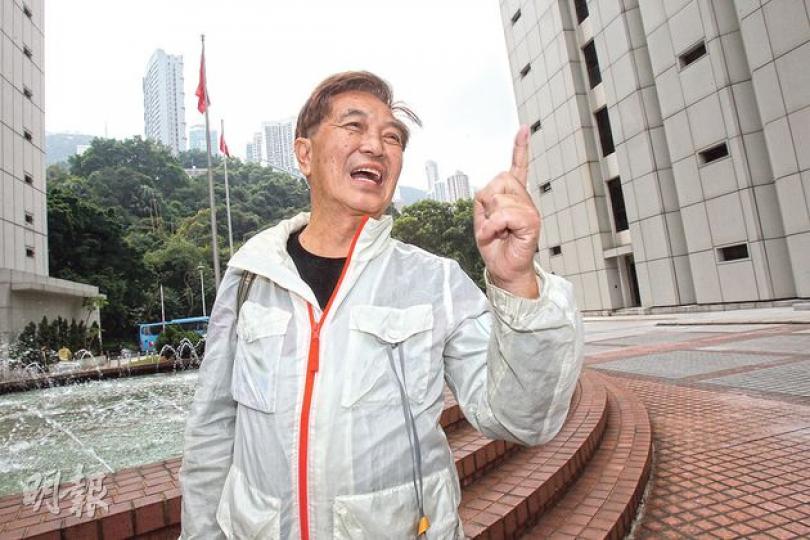 司法覆核「常客」、長洲居民郭卓堅(圖)指自9月28日起參與佔領金鐘行動,每日下午2至8時留守,閱報得悉禁制令申請後,隨即提出反對,於前日獲批法援,到庭提出反對。(林俊源攝) 司法覆核「常客」、長洲居民郭卓堅(圖)指自9月28日起參與佔領金鐘行動,每日下午2至8時留守,閱報得悉禁制令申請後,隨即提出反對,於前日獲批法援,到庭提出反對。(林俊源攝)