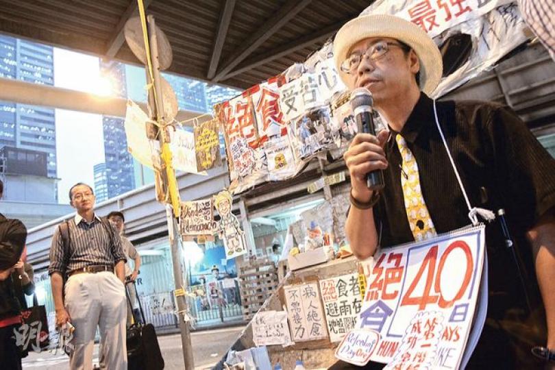 莫紹文在佔領運動以來絕食40天後,決定結束首階段絕食行動,保留實力作未來抗爭。(林俊源攝) 莫紹文在佔領運動以來絕食40天後,決定結束首階段絕食行動,保留實力作未來抗爭。(林俊源攝)