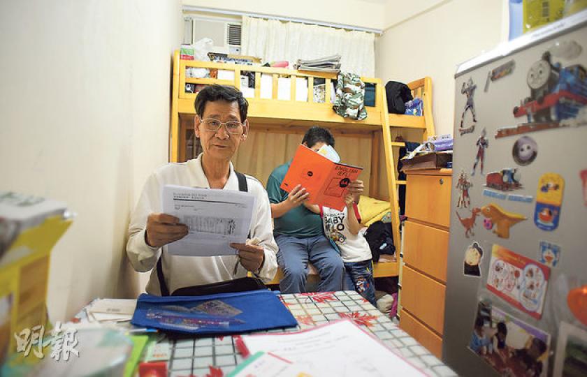 鍾先生及其6歲幼子(圖後方)現居於深水埗一間百呎劏房,慨嘆在16年前曾賣掉居屋單位替兄長還債,以致失去公屋申請資格,再無機會上樓。年屆66歲的龐先生(圖前)遇上類似窘境,住於同區另一劏房內。(陳淑安攝) 鍾先生及其6歲幼子(圖後方)現居於深水埗一間百呎劏房,慨嘆在16年前曾賣掉居屋單位替兄長還債,以致失去公屋申請資格,再無機會上樓。年屆66歲的龐先生(圖前)遇上類似窘境,住於同區另一劏房內。(陳淑安攝)