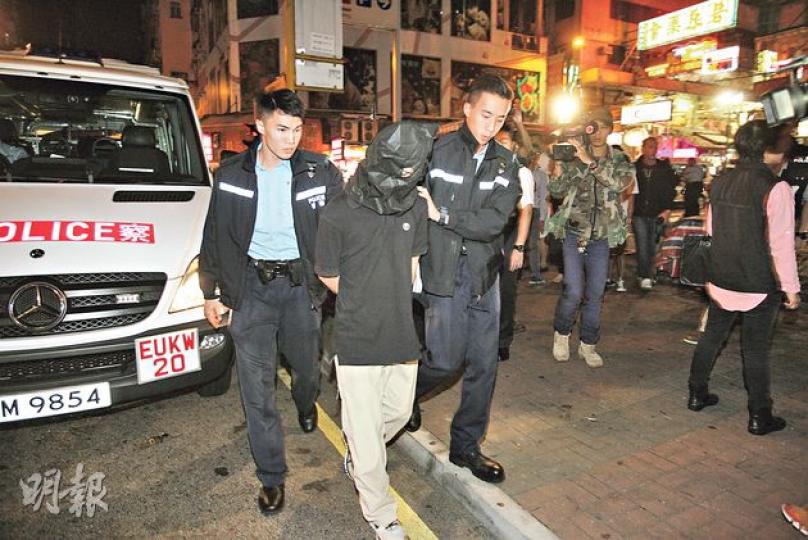 警方當場拘捕3名涉持刀斬人男子,蒙頭帶署扣查,圖為其中一人。(伍浦鋒攝)約8名惡煞持刀當街追斬一名男子,遇警員拔槍阻截,即棄刀逃跑。圖為兇徒遺下其中一把手柄包有紗布的牛肉刀。(伍浦鋒攝) 警方當場拘捕3名涉持刀斬人男子,蒙頭帶署扣查,圖為其中一人。(伍浦鋒攝)約8名惡煞持刀當街追斬一名男子,遇警員拔槍阻截,即棄刀逃跑。圖為兇徒遺下其中一把手柄包有紗布的牛肉刀。(伍浦鋒攝)