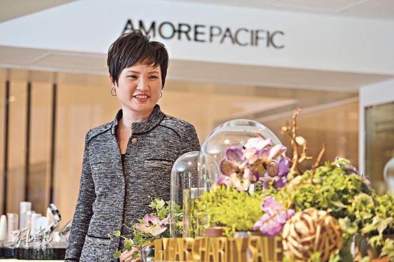 AMOREPACIFIC香港分公司董事總經理葉豐盈(圖)表示港人在護膚品方面的消費意欲很強;下圖為集團同名產品的首個專櫃在尖沙嘴海港城昨日開張。(鄧宗弘攝)集團同名產品的首個專櫃在尖沙嘴海港城昨日開張。(鄧宗弘攝) AMOREPACIFIC香港分公司董事總經理葉豐盈(圖)表示港人在護膚品方面的消費意欲很強;下圖為集團同名產品的首個專櫃在尖沙嘴海港城昨日開張。(鄧宗弘攝)集團同名產品的首個專櫃在尖沙嘴海港城昨日開張。(鄧宗弘攝)