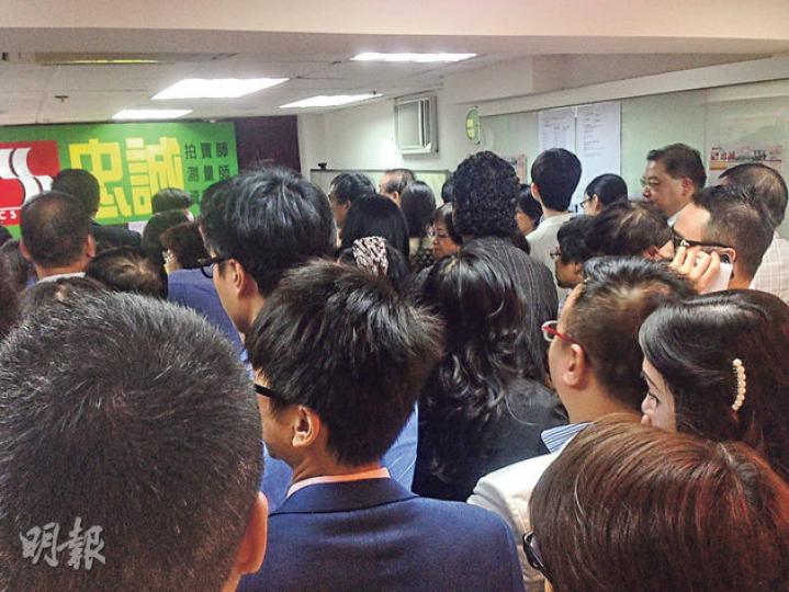 西貢萬宜漁村共11伙昨以1600萬元作起步價,於拍賣行出售,吸引約40組買家近百人到場,場面墟冚。(方可兒攝) 西貢萬宜漁村共11伙昨以1600萬元作起步價,於拍賣行出售,吸引約40組買家近百人到場,場面墟冚。(方可兒攝)