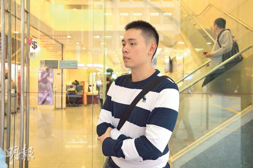 在銀行辦理業務的曾先生稱,非常歡迎撤銷兌換上限的政策,因為到找換店兌人民幣再存入銀行,要付手續費,撤銷後就不如直接在銀行兌換。(鄧宗弘攝)剛在找換店兌換人民幣的洪先生(右)表示,以往一直使用找換店兌換人民幣,現在銀行取消兌換上限,不會因此兌換更多人民幣,但日後會多到銀行兌換,因為較安全。(鄧宗弘攝) 在銀行辦理業務的曾先生稱,非常歡迎撤銷兌換上限的政策,因為到找換店兌人民幣再存入銀行,要付手續費,撤銷後就不如直接在銀行兌換。(鄧宗弘攝)剛在找換店兌換人民幣的洪先生(右)表示,以往一直使用找換店兌換人民幣,現在銀行取消兌換上限,不會因此兌換更多人民幣,但日後會多到銀行兌換,因為較安全。(鄧宗弘攝)