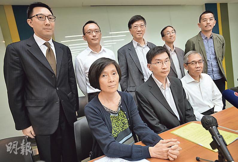 一批社會人士包括方敏生(前排左起)、社聯行政總裁蔡海偉,以及前公務員事務局長王永平等人發起「公民社會聯合行動」,冀深化社會對民主發展的討論。他們同時設立「民間多方平台」,收集市民對政改的意見。(盧翊銘攝) 一批社會人士包括方敏生(前排左起)、社聯行政總裁蔡海偉,以及前公務員事務局長王永平等人發起「公民社會聯合行動」,冀深化社會對民主發展的討論。他們同時設立「民間多方平台」,收集市民對政改的意見。(盧翊銘攝)