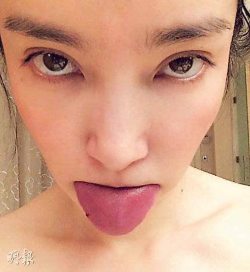 李冰冰在光棍節上載吐舌、露出光滑鎖骨的誘人照片,表示只想安安靜靜的「脫光」!(微博圖片) 李冰冰在光棍節上載吐舌、露出光滑鎖骨的誘人照片,表示只想安安靜靜的「脫光」!(微博圖片)