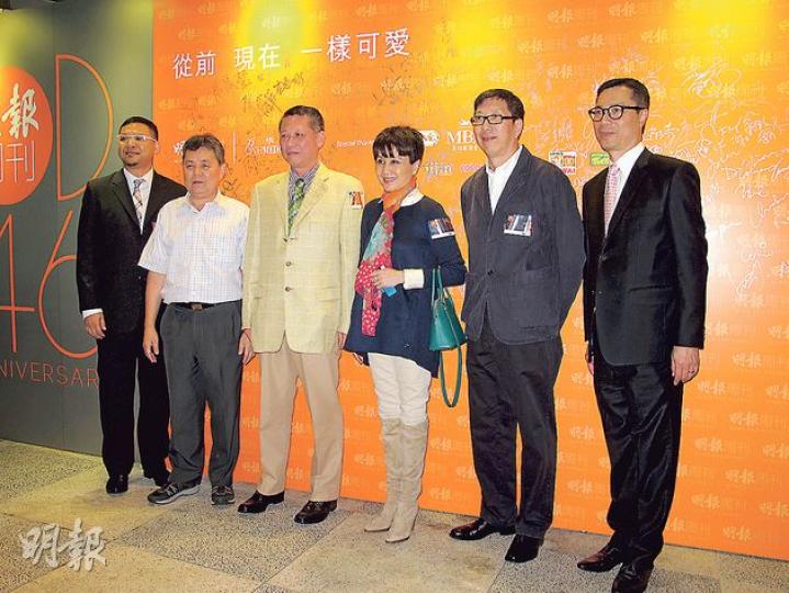 萬華媒體集團有限公司行政總裁林栢昌(左起)、 萬華媒體集團有限公司行政委員會成員翁昌文、萬華媒體集團有限公司副主席張裘昌、保良局主席梁安琪、萬華媒體編務總監暨明報周刊總編輯龍景昌及萬華媒體集團有限公司營運總裁陳耀安在酒會上合照。 (攝影:梁迺楠)梁安琪讚賞義工學生落力向嘉賓募捐,她也即場捐錢作鼓勵。(攝影:梁迺楠)四太全神貫注擲銀仔,虞茱迪從旁教路,終合作成功贏得獎品。(攝影:梁迺楠) 萬華媒體集團有限公司行政總裁林栢昌(左起)、 萬華媒體集團有限公司行政委員會成員翁昌文、萬華媒體集團有限公司副主席張裘昌、保良局主席梁安琪、萬華媒體編務總監暨明報周刊總編輯龍景昌及萬華媒體集團有限公司營運總裁陳耀安在酒會上合照。 (攝影:梁迺楠)梁安琪讚賞義工學生落力向嘉賓募捐,她也即場捐錢作鼓勵。(攝影:梁迺楠)四太全神貫注擲銀仔,虞茱迪從旁教路,終合作成功贏得獎品。(攝影:梁迺楠)