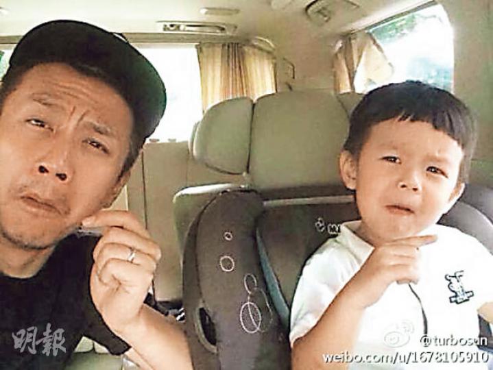 鄧超跟3歲兒子等等似足餅印。(微博圖片) 鄧超跟3歲兒子等等似足餅印。(微博圖片)