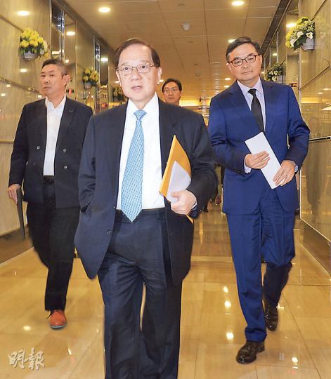 地建會執委會主席梁志堅(圖中)會後就延長冷靜期、減低沒收訂金、擠牙膏式賣樓及高壓式銷售手法等爭議點駁斥消委會報告。圖左為新世界代表楊文,右為地建會秘書長龍漢標。(劉焌陶攝) 地建會執委會主席梁志堅(圖中)會後就延長冷靜期、減低沒收訂金、擠牙膏式賣樓及高壓式銷售手法等爭議點駁斥消委會報告。圖左為新世界代表楊文,右為地建會秘書長龍漢標。(劉焌陶攝)