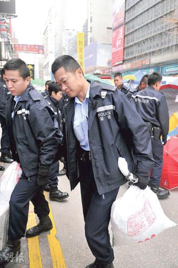 警方昨派出人員,到旺角佔領區的帳篷檢走石頭及石灰粉(圖),並在帳篷外貼出告示,着有關人物如欲取回,可與警方聯絡。(林樂軒攝) 警方昨派出人員,到旺角佔領區的帳篷檢走石頭及石灰粉(圖),並在帳篷外貼出告示,着有關人物如欲取回,可與警方聯絡。(林樂軒攝)