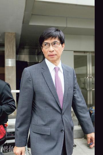 控方在結案陳辭中,指陳鉅源希望給予許仕仁的款項不會被識穿來源,看來與新地無關,同時與收款的許保持距離,而陳在庭上的解釋,只欲掩飾賄賂行為。(郭慶輝攝) 控方在結案陳辭中,指陳鉅源希望給予許仕仁的款項不會被識穿來源,看來與新地無關,同時與收款的許保持距離,而陳在庭上的解釋,只欲掩飾賄賂行為。(郭慶輝攝)