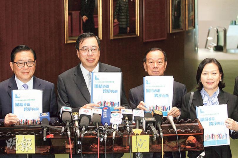 經民聯提交2015年《施政報告》及 《財政預算案》建議,提出一系列協助青少年向上流動的建議。圖左起為經民聯立法會議員林建鋒、梁君彥、劉皇發和梁美芬。(郭慶輝攝) 經民聯提交2015年《施政報告》及 《財政預算案》建議,提出一系列協助青少年向上流動的建議。圖左起為經民聯立法會議員林建鋒、梁君彥、劉皇發和梁美芬。(郭慶輝攝)