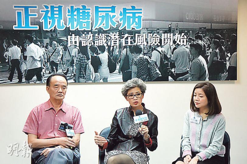 60餘歲的退休警陳先生(左)10年前狂吃吉列豬扒麵和飲「多糖多奶」奶茶咖啡,某日因頭暈出汗送院,驗出血糖值高達37度而確診糖尿。亞洲糖尿病基金會行政總裁陳重娥醫生(中)建議40歲以上市民定期驗血糖,右為該基金會副醫務總監陸安欣。(梁杏怡攝) 60餘歲的退休警陳先生(左)10年前狂吃吉列豬扒麵和飲「多糖多奶」奶茶咖啡,某日因頭暈出汗送院,驗出血糖值高達37度而確診糖尿。亞洲糖尿病基金會行政總裁陳重娥醫生(中)建議40歲以上市民定期驗血糖,右為該基金會副醫務總監陸安欣。(梁杏怡攝)