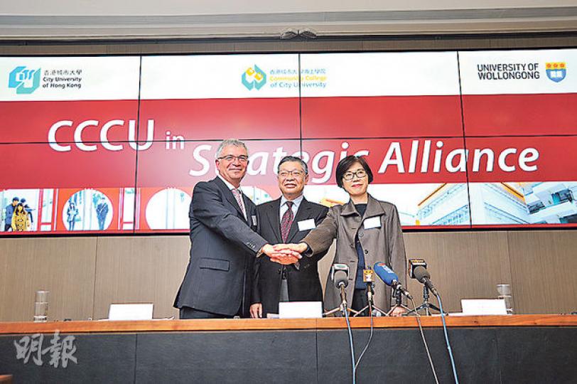 城大專上學院昨正式公布與澳洲臥龍崗大學磋商結盟,在5年過渡期內,由後者主導院校管理協助升格為私立大學,下周五校董會將表決事宜。圖為城專管理議會主席周永成(中)及城專院長黃玉虹(右)及臥龍崗大學副校長Joe Chicharo(左)。(胡景禧攝) 城大專上學院昨正式公布與澳洲臥龍崗大學磋商結盟,在5年過渡期內,由後者主導院校管理協助升格為私立大學,下周五校董會將表決事宜。圖為城專管理議會主席周永成(中)及城專院長黃玉虹(右)及臥龍崗大學副校長Joe Chicharo(左)。(胡景禧攝)
