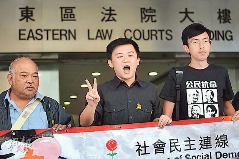 陳德章(中)聽取判決後,與其他社民連成員在庭外展示橫額,以及勝利的手勢。他稱自己「在外面贏晒,政府窮得只剩下法庭判他有罪」。(鄧宗弘攝) 陳德章(中)聽取判決後,與其他社民連成員在庭外展示橫額,以及勝利的手勢。他稱自己「在外面贏晒,政府窮得只剩下法庭判他有罪」。(鄧宗弘攝)