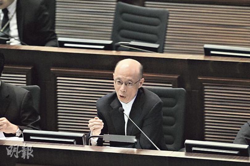 環境局長黃錦星回應議員質疑時說,自己也不想要堆填區,但要實事求是,過去他已與不同持份者會面及開會340多次,不能會見所有人,會按個別個案考慮。(李紹昌攝) 環境局長黃錦星回應議員質疑時說,自己也不想要堆填區,但要實事求是,過去他已與不同持份者會面及開會340多次,不能會見所有人,會按個別個案考慮。(李紹昌攝)