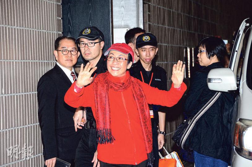 龍劍笙首場演出成功,離開時心情靚靚,揮動雙手多謝戲迷支持。(攝影/記者:鍾偉茵)龍劍笙與好友同車離開,她坐在車上仍不停跟粉絲揮手道別。(攝影/記者:鍾偉茵)龍劍笙的好友分享阿刨演出成功的喜悅。(攝影/記者:鍾偉茵)約半百戲迷完場後包圍龍劍笙的座駕,非常熱情。(攝影/記者:鍾偉茵)汪明荃與羅家英到後台探望龍劍笙與兩位花旦鄭雅琪(左一)、李沛妍(右一)。(微博圖片) 龍劍笙首場演出成功,離開時心情靚靚,揮動雙手多謝戲迷支持。(攝影/記者:鍾偉茵)龍劍笙與好友同車離開,她坐在車上仍不停跟粉絲揮手道別。(攝影/記者:鍾偉茵)龍劍笙的好友分享阿刨演出成功的喜悅。(攝影/記者:鍾偉茵)約半百戲迷完場後包圍龍劍笙的座駕,非常熱情。(攝影/記者:鍾偉茵)汪明荃與羅家英到後台探望龍劍笙與兩位花旦鄭雅琪(左一)、李沛妍(右一)。(微博圖片)