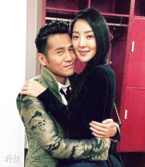 曹格表示自己喜歡趴在老婆身上,又說:「沒什麼問題吧,又沒幹嘛!」(微博圖片)曹格一對寶貝仔女Joe與Grace一起洗白白,非常可愛。(微博圖片) 曹格表示自己喜歡趴在老婆身上,又說:「沒什麼問題吧,又沒幹嘛!」(微博圖片)曹格一對寶貝仔女Joe與Grace一起洗白白,非常可愛。(微博圖片)
