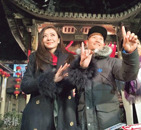 金鐘國與熊黛林參與央視的《叮咯隆咚嗆》演出,學習《游龍戲鳳》的造手,兩人都十分投入。(微博圖片) 金鐘國與熊黛林參與央視的《叮咯隆咚嗆》演出,學習《游龍戲鳳》的造手,兩人都十分投入。(微博圖片)
