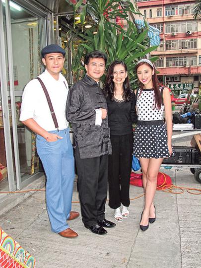 張致恒與許靖韻翻唱大熱歌《相逢何必曾相識》,MV找來吳剛及吳麗珠客串。〔(左起)張致恒、吳剛、吳麗珠、許靖韻。〕(攝影/記者﹕李潔盈) 張致恒與許靖韻翻唱大熱歌《相逢何必曾相識》,MV找來吳剛及吳麗珠客串。〔(左起)張致恒、吳剛、吳麗珠、許靖韻。〕(攝影/記者﹕李潔盈)