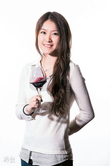 Gigi Ng伍進芝-香港葡萄酒商會政策關注及市場研究委員會成員,持有英國葡萄酒與烈酒高級(第三級)證書、新西蘭葡萄酒專業證書(第二級),著名香港酒藏家之一。(陳淑安攝) Gigi Ng伍進芝-香港葡萄酒商會政策關注及市場研究委員會成員,持有英國葡萄酒與烈酒高級(第三級)證書、新西蘭葡萄酒專業證書(第二級),著名香港酒藏家之一。(陳淑安攝)