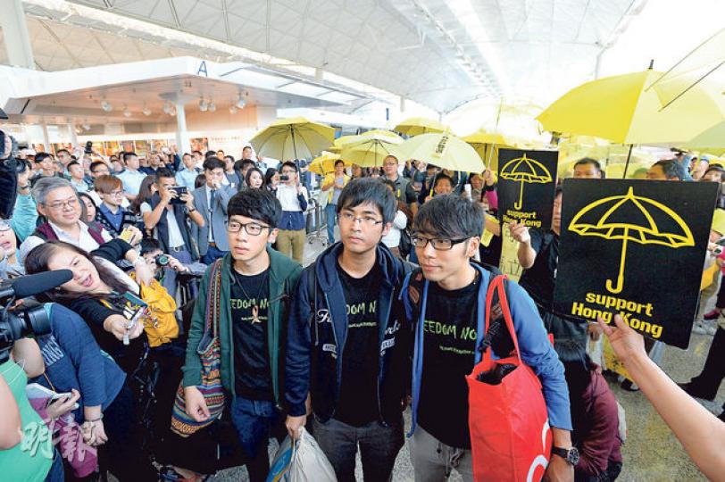 學聯代表周永康(中)、鍾耀華(右)及羅冠聰(左)打算上北京反映政改意見,逾百市民攜黃傘到機場打氣,警方帶同警告旗幟戒備,並在機場禁區入口設封鎖線。(鄧宗弘攝)數名「愛港之聲」成員,包括愛港之聲主席高達斌(中間持擴音器者),舉起寫有「中央有話佔中違法」、「學聯上京應被扣押」等橫幅,批評學聯代表上京並非反映民意,重申學生應停止霸佔道路。(鄧宗弘攝) 學聯代表周永康(中)、鍾耀華(右)及羅冠聰(左)打算上北京反映政改意見,逾百市民攜黃傘到機場打氣,警方帶同警告旗幟戒備,並在機場禁區入口設封鎖線。(鄧宗弘攝)數名「愛港之聲」成員,包括愛港之聲主席高達斌(中間持擴音器者),舉起寫有「中央有話佔中違法」、「學聯上京應被扣押」等橫幅,批評學聯代表上京並非反映民意,重申學生應停止霸佔道路。(鄧宗弘攝)