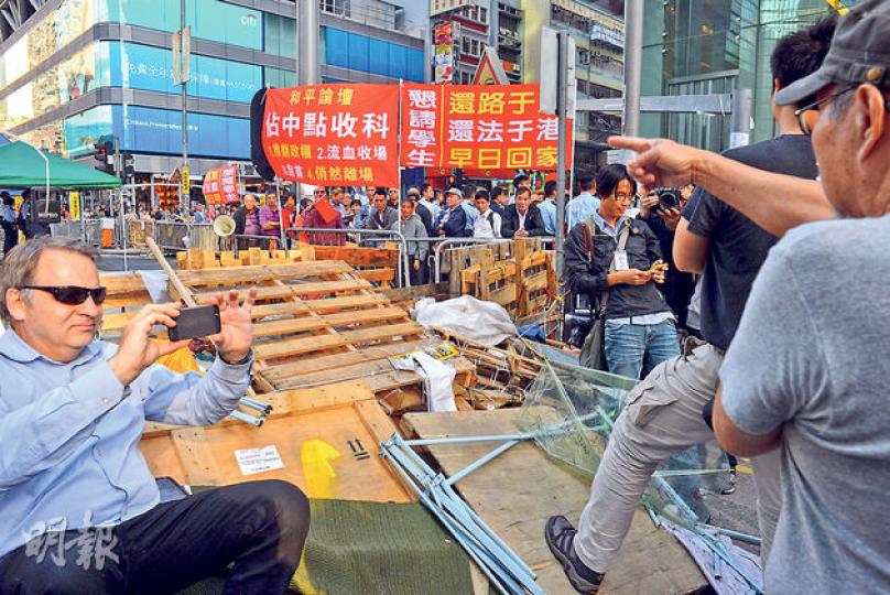 高院早前決定延長旺角佔領區臨時禁制令,旺角佔領者昨向上訴庭上訴但失敗,意味執達吏即將執行命令,清除佔領區障礙物。昨日旺角佔領區平靜,但有反佔領團體在附近舉行論壇,與留守者互相指罵,其間有外籍人士拍照(左)。(葉家豪攝) 高院早前決定延長旺角佔領區臨時禁制令,旺角佔領者昨向上訴庭上訴但失敗,意味執達吏即將執行命令,清除佔領區障礙物。昨日旺角佔領區平靜,但有反佔領團體在附近舉行論壇,與留守者互相指罵,其間有外籍人士拍照(左)。(葉家豪攝)