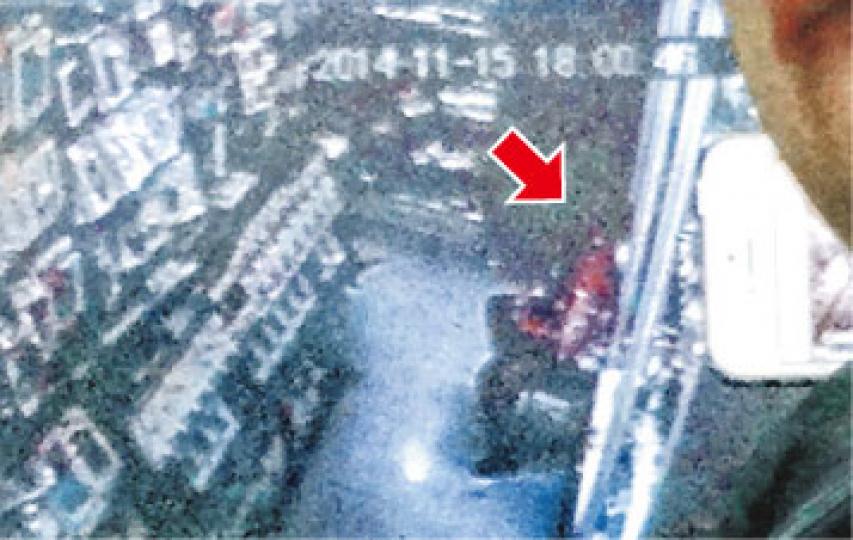 電訊用品店東主把8歲男童救入店內後落閘。圖為警員翻看該店閉路電視,可見男童所穿白衣被染紅(箭嘴示)。(林智傑攝) 電訊用品店東主把8歲男童救入店內後落閘。圖為警員翻看該店閉路電視,可見男童所穿白衣被染紅(箭嘴示)。(林智傑攝)