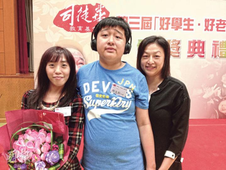 現於主流學校讀中一的解文韜(中)雖因患自閉症難於表達自己,但他從未放棄,堅持學習,努力與人溝通。他昨表示最感謝媽媽(右)和老師陳可欣(左),陳亦獲「好老師」嘉許。(廖穎琪攝) 現於主流學校讀中一的解文韜(中)雖因患自閉症難於表達自己,但他從未放棄,堅持學習,努力與人溝通。他昨表示最感謝媽媽(右)和老師陳可欣(左),陳亦獲「好老師」嘉許。(廖穎琪攝)