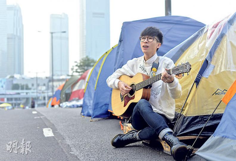 瑋倫在訪問時應攝記要求自彈自唱,他兩次選擇《Imagine》一曲,說這歌令他感受很深,「呢度(佔領區)係烏托邦,無想像過可以喺度發生」,他說,在佔領區內感受到互助互愛。(余俊亮攝) 瑋倫在訪問時應攝記要求自彈自唱,他兩次選擇《Imagine》一曲,說這歌令他感受很深,「呢度(佔領區)係烏托邦,無想像過可以喺度發生」,他說,在佔領區內感受到互助互愛。(余俊亮攝)