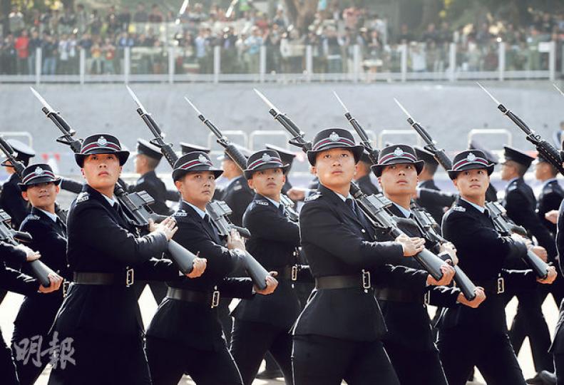 昨日共有50名見習督察及222名學警結業,圖為女警步操英姿。(李紹昌攝) 昨日共有50名見習督察及222名學警結業,圖為女警步操英姿。(李紹昌攝)