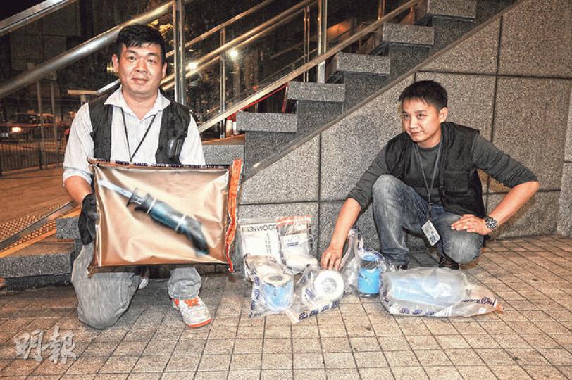 毒販把圓柱狀的機器零件中間位置挖空藏毒,探員在場展示檢獲的3件「藏毒機件」,另檢走電鋸等工具。(蔡方山攝) 毒販把圓柱狀的機器零件中間位置挖空藏毒,探員在場展示檢獲的3件「藏毒機件」,另檢走電鋸等工具。(蔡方山攝)