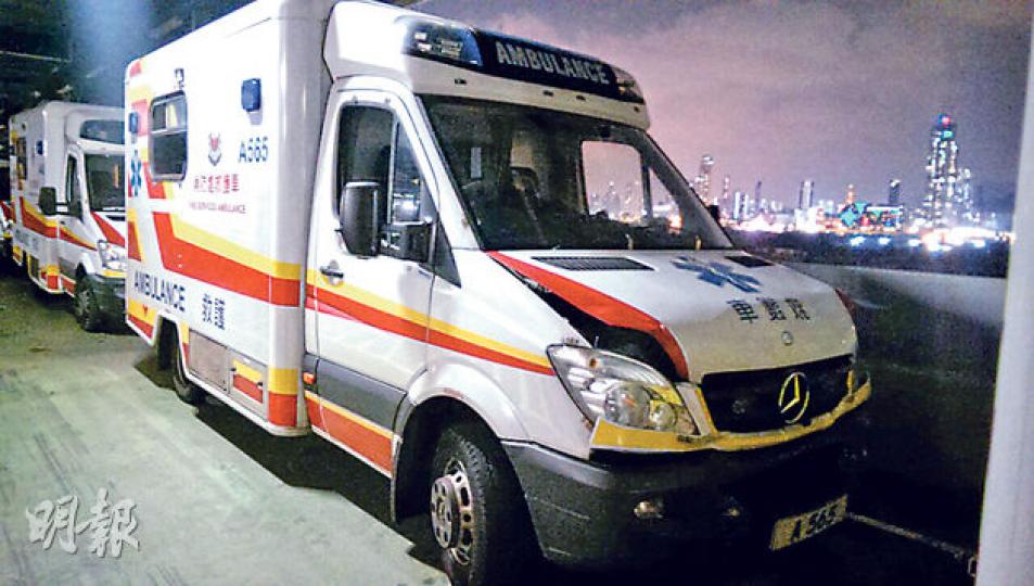 編號A565的救護車昨午接載病人送院途中與專線小巴碰撞,車頭損毁,事件揭發駕車的救護車長涉嫌酒後駕駛被捕。(屈俊樂攝) 編號A565的救護車昨午接載病人送院途中與專線小巴碰撞,車頭損毁,事件揭發駕車的救護車長涉嫌酒後駕駛被捕。(屈俊樂攝)