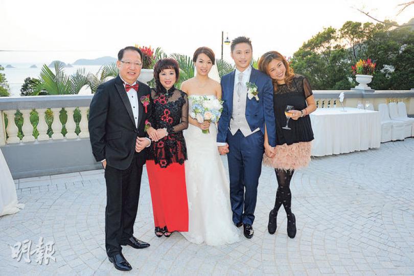 劉家豪(左一)與梅小青(左二)娶新抱,兒子劉鎮然與老婆胡佩儀甜蜜蜜,梅小惠(右)替他們高興。(攝影:梁迺楠)關菊英(左)與密友周偉利(右)齊齊去飲喜酒。(攝影:梁迺楠)米雪(左一)、關菊英(右二)與夏雨(右一)恭賀劉家豪與梅小青榮升老爺、奶奶。(攝影:梁迺楠)麥當雄(右)與弟弟麥當傑(左)原來跟梅小青、劉家豪是相識多年好友。(攝影:梁迺楠) 劉家豪(左一)與梅小青(左二)娶新抱,兒子劉鎮然與老婆胡佩儀甜蜜蜜,梅小惠(右)替他們高興。(攝影:梁迺楠)關菊英(左)與密友周偉利(右)齊齊去飲喜酒。(攝影:梁迺楠)米雪(左一)、關菊英(右二)與夏雨(右一)恭賀劉家豪與梅小青榮升老爺、奶奶。(攝影:梁迺楠)麥當雄(右)與弟弟麥當傑(左)原來跟梅小青、劉家豪是相識多年好友。(攝影:梁迺楠)