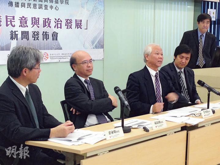 中大新聞與傳播學院傳播民意調查中心最新一次政改民調顯示,若提委會取消公司票和董事票,全部轉成個人票,部分人就會轉軚,支持「袋住先」。圖為負責的學者梁永熾(左起)、蘇鑰機、李少南及李立峯。(楊康琪攝)(明報製圖)(明報製圖) 中大新聞與傳播學院傳播民意調查中心最新一次政改民調顯示,若提委會取消公司票和董事票,全部轉成個人票,部分人就會轉軚,支持「袋住先」。圖為負責的學者梁永熾(左起)、蘇鑰機、李少南及李立峯。(楊康琪攝)(明報製圖)(明報製圖)