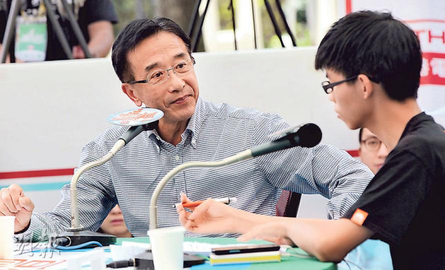 自由黨田北俊(左)在《城市論壇》上說,昨是首次見學民思潮召集人黃之鋒(右)。他稱自己與學生有代溝,強調政制問題上不能一下子要得太多,大家需明白香港不是獨立地方。(李澤彤攝) 自由黨田北俊(左)在《城市論壇》上說,昨是首次見學民思潮召集人黃之鋒(右)。他稱自己與學生有代溝,強調政制問題上不能一下子要得太多,大家需明白香港不是獨立地方。(李澤彤攝)