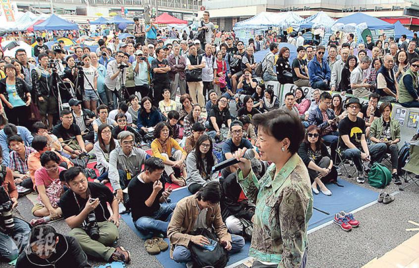 公民黨主席余若薇(持咪者)出席金鐘佔領區的文化監暴分享會時表示,一般禁制令皆針對私人糾紛,個人應無權就公眾地方、公眾道路申請禁制令,值得市民討論。(李澤彤攝) 公民黨主席余若薇(持咪者)出席金鐘佔領區的文化監暴分享會時表示,一般禁制令皆針對私人糾紛,個人應無權就公眾地方、公眾道路申請禁制令,值得市民討論。(李澤彤攝)