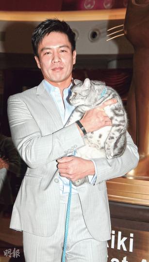 安志杰手抱的貓貓是與前女友謝婷婷拍拖時共同撫養,現任女友JC愛屋及烏大方接受。(攝影:孫華中) 安志杰手抱的貓貓是與前女友謝婷婷拍拖時共同撫養,現任女友JC愛屋及烏大方接受。(攝影:孫華中)
