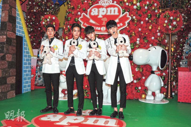 NU'EST四子Aron(左起)、JR、REN及旼泫主持聖誕亮燈儀式,與卡通公仔合照。(攝影/記者:陳釗)REN大騷舞技,哄得粉絲非常開心。(攝影/記者:陳釗)REN從台下抱謝安琪囝囝張瞻(箭嘴示)上台一齊跳舞。(攝影/記者:陳釗)Aron抽到與粉絲嘴對嘴吃百力滋,兩人差點親到嘴。(攝影/記者:陳釗) NU'EST四子Aron(左起)、JR、REN及旼泫主持聖誕亮燈儀式,與卡通公仔合照。(攝影/記者:陳釗)REN大騷舞技,哄得粉絲非常開心。(攝影/記者:陳釗)REN從台下抱謝安琪囝囝張瞻(箭嘴示)上台一齊跳舞。(攝影/記者:陳釗)Aron抽到與粉絲嘴對嘴吃百力滋,兩人差點親到嘴。(攝影/記者:陳釗)