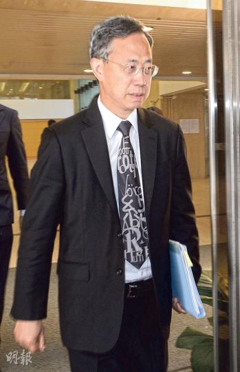 代表原訴巴士集團申請金鐘禁令的資深大律師陳志海(圖)昨在庭上多番嚴辭批評被告之一郭卓堅的反對理據;至於另一名被告黃浩銘,陳雖對其陳辭顯得相當欣賞,但認為對方追尋夢想的同時,不應連累他人受苦。(劉焌陶攝)反對金鐘禁令的被告黃浩銘(左)及郭卓堅(右)昨一同步出法庭。黃批評用民事訴訟處理公眾秩序問題,是要法庭做清場的擋箭牌,呼籲政府「一係告我,一係快啲回應訴求」。他又指一旦清場不會與執達吏衝突,會留在佔領區,亦願意承擔刑責。(劉焌陶攝) 代表原訴巴士集團申請金鐘禁令的資深大律師陳志海(圖)昨在庭上多番嚴辭批評被告之一郭卓堅的反對理據;至於另一名被告黃浩銘,陳雖對其陳辭顯得相當欣賞,但認為對方追尋夢想的同時,不應連累他人受苦。(劉焌陶攝)反對金鐘禁令的被告黃浩銘(左)及郭卓堅(右)昨一同步出法庭。黃批評用民事訴訟處理公眾秩序問題,是要法庭做清場的擋箭牌,呼籲政府「一係告我,一係快啲回應訴求」。他又指一旦清場不會與執達吏衝突,會留在佔領區,亦願意承擔刑責。(劉焌陶攝)