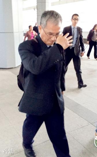 南丫四號船長周志偉(圖),被控誤殺等41項罪名,昨於高院受審,他離開法院時用手遮面,迴避記者鏡頭。(黃建邦攝) 南丫四號船長周志偉(圖),被控誤殺等41項罪名,昨於高院受審,他離開法院時用手遮面,迴避記者鏡頭。(黃建邦攝)