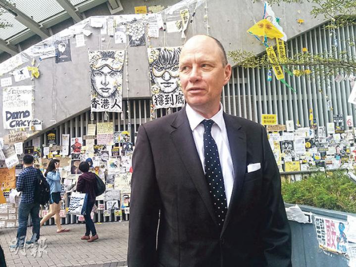 德國駐港總領事蘭布斯多夫話佢不時都會經過佔領區,自己同好多香港人一樣,對於佔領發生都好驚訝。(梁卓怡攝)美國駐港總領事夏千福(左)噚日現身金鐘佔領區,原來係行去立法會出席午宴,其間無回應傳媒提問。(盧翊銘攝) 德國駐港總領事蘭布斯多夫話佢不時都會經過佔領區,自己同好多香港人一樣,對於佔領發生都好驚訝。(梁卓怡攝)美國駐港總領事夏千福(左)噚日現身金鐘佔領區,原來係行去立法會出席午宴,其間無回應傳媒提問。(盧翊銘攝)