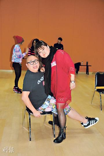 Bob和小寶為無綫台慶節目綵排，屆時兩人將在椅子上大跳辣身舞。（攝影/記者：陳釗）