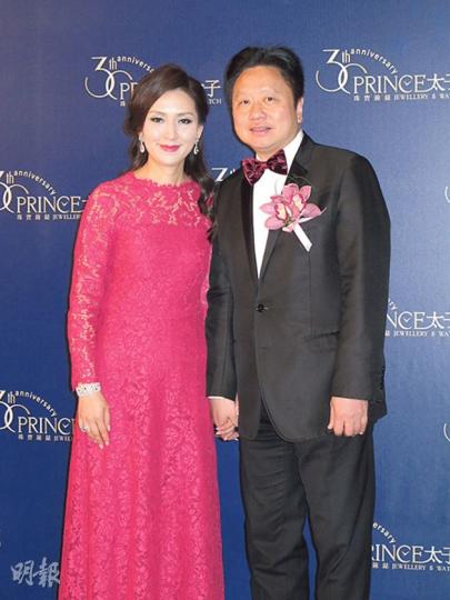 鄧鉅明博士與太太鄧宣宏雁手拖手恩愛現身。（攝影﹕孫華中）鄧宣宏雁戴上老公送贈、重14.88卡的超巨型鑽戒，閃爆全場。（攝影﹕孫華中）李丞責笑言每天都與太太劉倩婷造人。（攝影﹕孫華中）