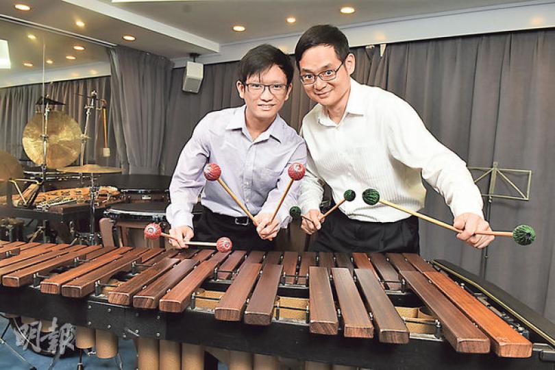 龍向榮博士(右)與兒子龍一脈(左),滿身音樂細胞,兩父子同樣認為學音樂最重要是為別人帶來歡樂。(陳淑安攝)Dr. Lung一家三口都是有趣的人,太太Emily(右)是鋼琴導師,與家中兩名「大細路」經常研究及製作面前的DIY樂器以吸引學生。(陳淑安攝)家長分享﹕梁琇嵐(Ada,左)現時10歲,3歲時跟隨媽媽到Dr. Lung的中心參加親子敲擊班,媽媽指Ada學習音樂後,令母女關係更親近,「我們會一同上網看音樂影片,多了分享及溝通,成為了我們的溝通橋樑」。(陳淑安攝)家長分享﹕現時3歲的何欣橋(Ca 龍向榮博士(右)與兒子龍一脈(左),滿身音樂細胞,兩父子同樣認為學音樂最重要是為別人帶來歡樂。(陳淑安攝)Dr. Lung一家三口都是有趣的人,太太Emily(右)是鋼琴導師,與家中兩名「大細路」經常研究及製作面前的DIY樂器以吸引學生。(陳淑安攝)家長分享﹕梁琇嵐(Ada,左)現時10歲,3歲時跟隨媽媽到Dr. Lung的中心參加親子敲擊班,媽媽指Ada學習音樂後,令母女關係更親近,「我們會一同上網看音樂影片,多了分享及溝通,成為了我們的溝通橋樑」。(陳淑安攝)家長分享﹕現時3歲的何欣橋(Ca