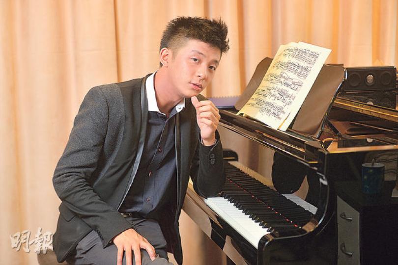 採訪當日,記者在KJ的Music Lab門外已聽到琴聲,KJ應門後,記者本以為訪問正式開始,怎料他又回到鋼琴前繼續彈奏,「不好意思,請先讓我完成這段」。他後來解釋,他剛從美國比賽回來,感到生活節奏有點打亂了,因此當日特意早點到琴室練琴,藉以整理思緒。KJ對音樂的熱愛,已成為他生活的一部分。(黃志東攝) 採訪當日,記者在KJ的Music Lab門外已聽到琴聲,KJ應門後,記者本以為訪問正式開始,怎料他又回到鋼琴前繼續彈奏,「不好意思,請先讓我完成這段」。他後來解釋,他剛從美國比賽回來,感到生活節奏有點打亂了,因此當日特意早點到琴室練琴,藉以整理思緒。KJ對音樂的熱愛,已成為他生活的一部分。(黃志東攝)
