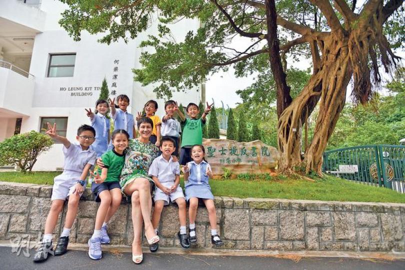 聖士提反書院附屬小學,是全港唯一提供寄宿的小學,該校所有小六學生均須寄宿,校長衛燕華(中)認為這是培養他們獨立、自理能力的好方法。(黃志東攝)宿舍定期檢查房間,學生要把房間、衣櫃整理得井井有條,學習自理。(黃志東攝)學校設有飯堂及廚房提供膳食,亦有推行Green Monday,逢周一吃素。用膳時間,飯堂會播放古典音樂,王副校長希望藉此讓學生放鬆心情,好好享用午膳。(黃志東攝) 聖士提反書院附屬小學,是全港唯一提供寄宿的小學,該校所有小六學生均須寄宿,校長衛燕華(中)認為這是培養他們獨立、自理能力的好方法。(黃志東攝)宿舍定期檢查房間,學生要把房間、衣櫃整理得井井有條,學習自理。(黃志東攝)學校設有飯堂及廚房提供膳食,亦有推行Green Monday,逢周一吃素。用膳時間,飯堂會播放古典音樂,王副校長希望藉此讓學生放鬆心情,好好享用午膳。(黃志東攝)