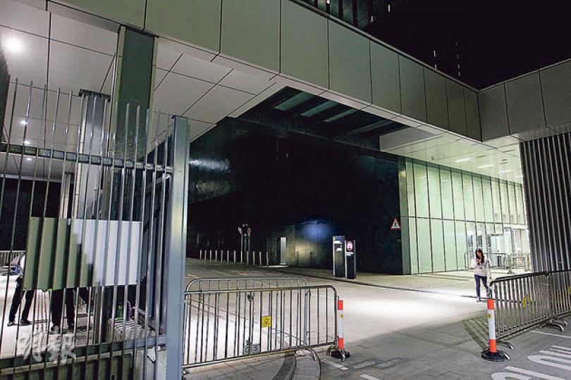 建築署的其中一建議是在立法會大樓面向政總的一方(右)出口加建3米高圍欄。(郭慶輝攝) 建築署的其中一建議是在立法會大樓面向政總的一方(右)出口加建3米高圍欄。(郭慶輝攝)