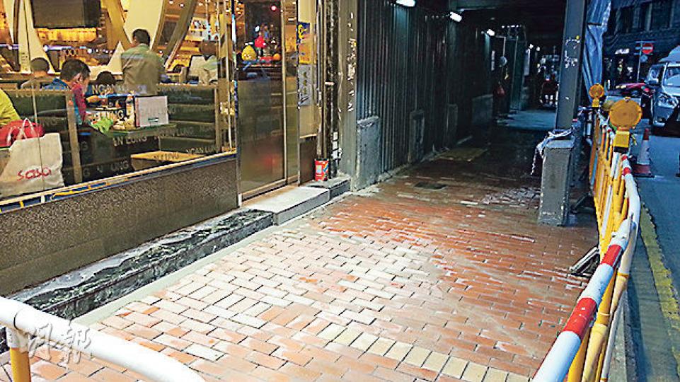 前日發生路陷的銅鑼灣渣甸街路面,昨已灌入泥漿填滿及重新鋪上磚塊,但仍被圍封,不准行人通過。(衛永康攝) 前日發生路陷的銅鑼灣渣甸街路面,昨已灌入泥漿填滿及重新鋪上磚塊,但仍被圍封,不准行人通過。(衛永康攝)